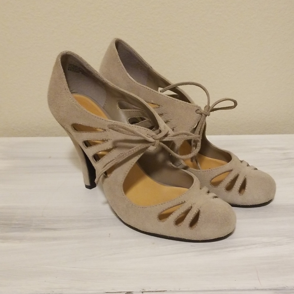 20's style heels with cutout pattern